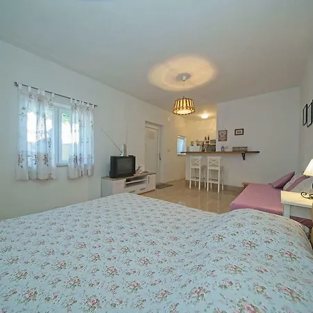 Apartman Sidro דירה *